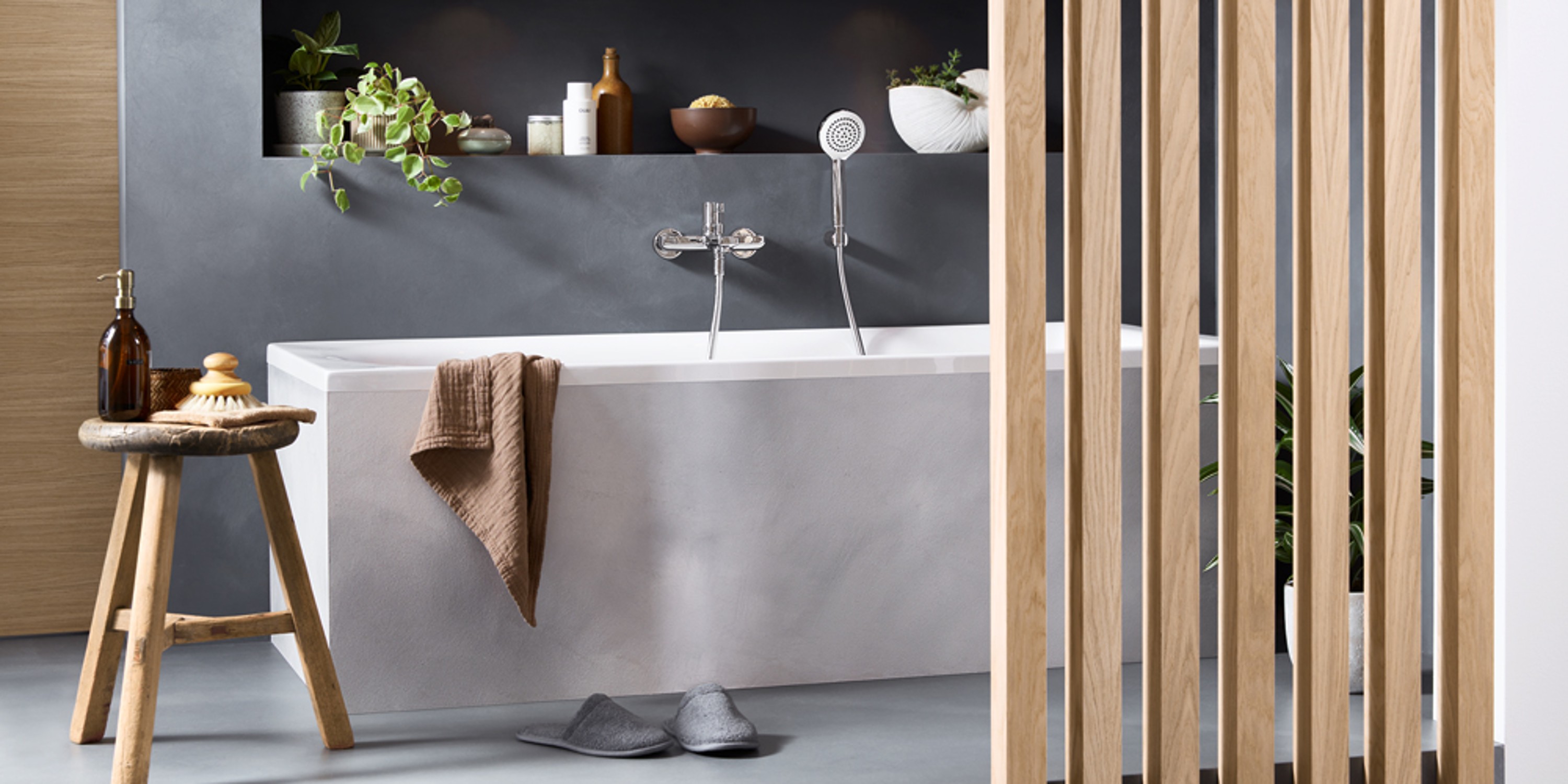 Duravit D-Neo Badewanne mit grauer Verkleidung in Badezimmer im Boho-Style