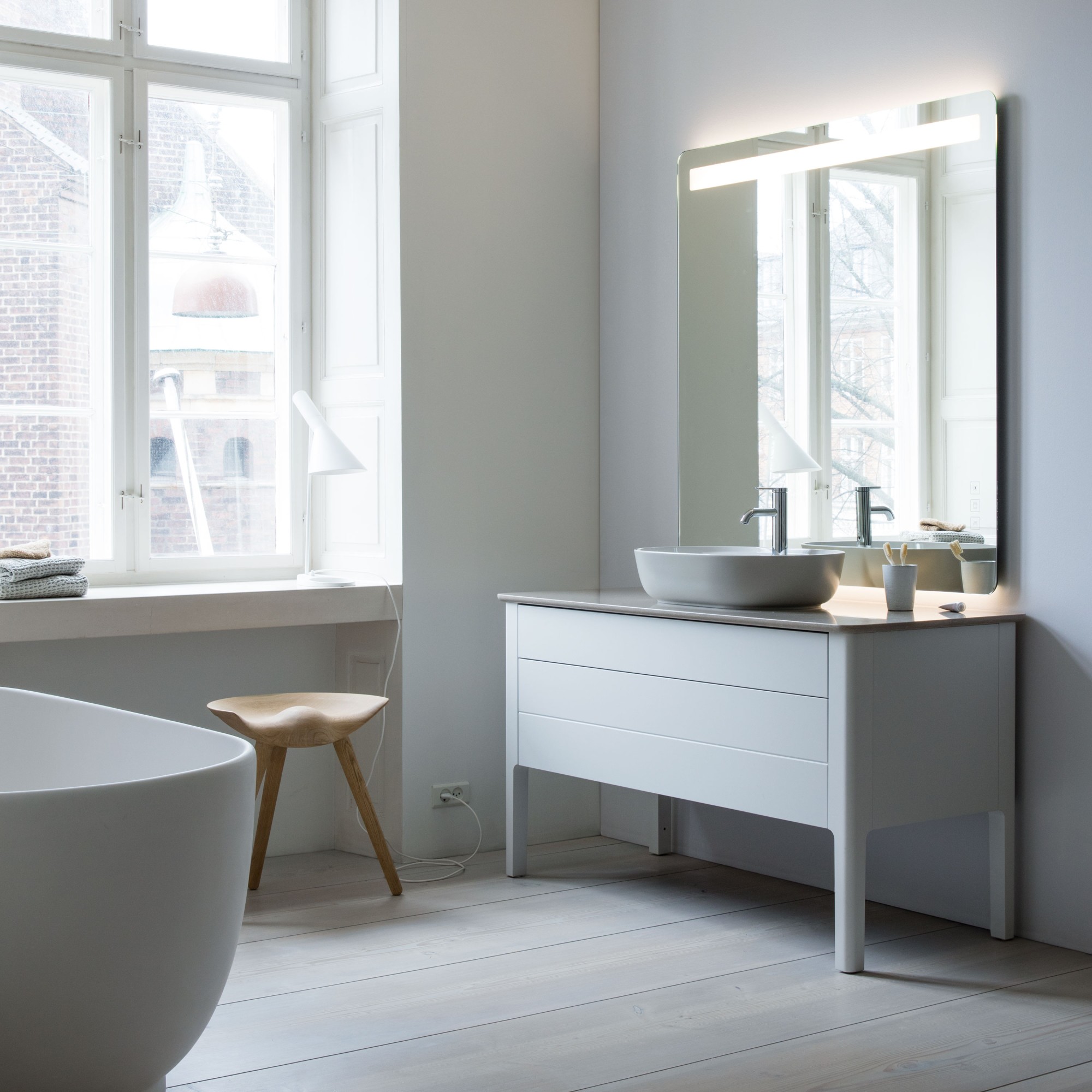 Salle de bains scandinave avec espace lavabo et baignoire de la série Luv de Duravit