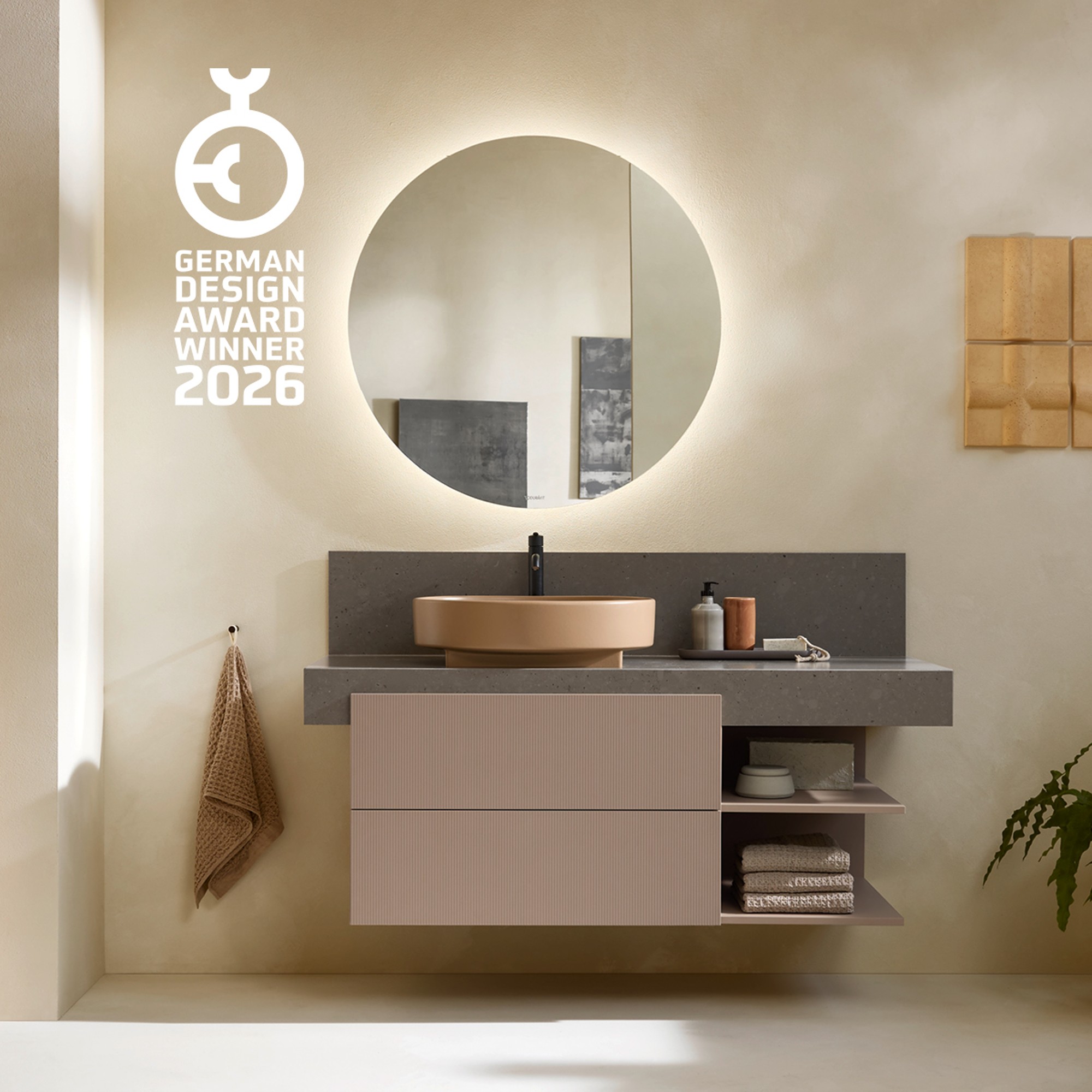 Vue de face de l'espace lavabo avec lavabo Balcoon et logo du German Design Award